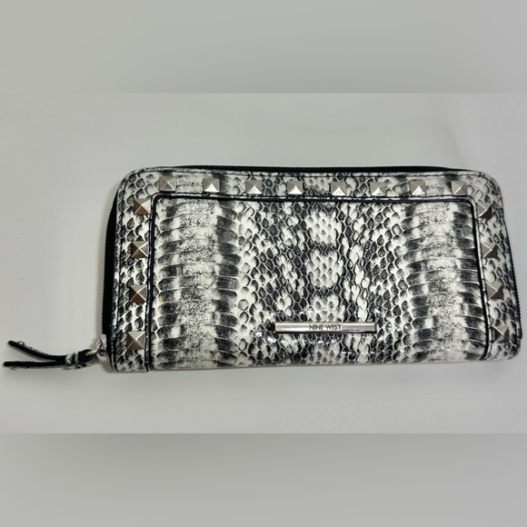 Nine West Wallet, snake skin style pattern, several compartments. - Picture 2 of 12